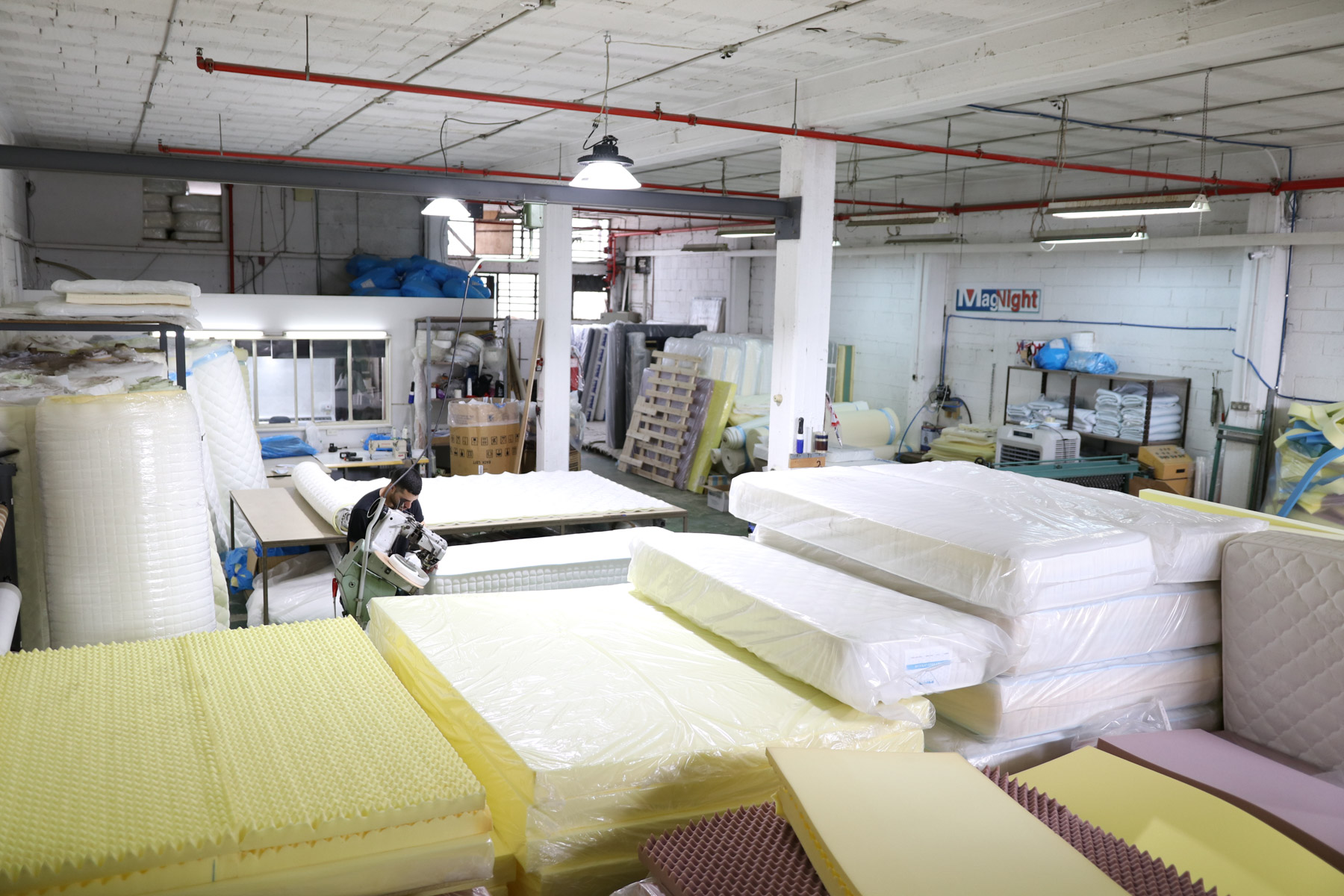 מזרנים בזווית באולם תצוגה